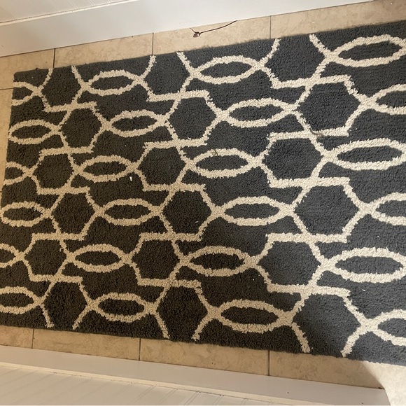 Geometric Patterned Rug - Grey and White - Picture 2 of 4